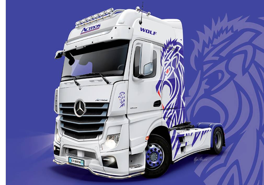Een witte vrachtwagen met het logo 'Actros' en een blauw leeuwenpatroon staat voor een blauwe achtergrond. Bovenaan staat 'WOLF'.