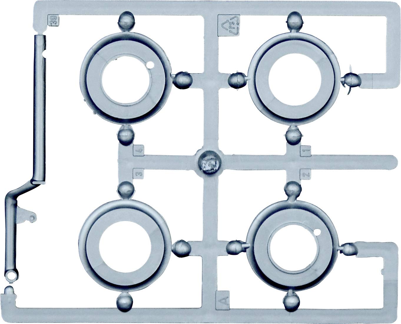 Kunststof spuitframe met vier ronde onderdelen en verbindingsbruggen, klaargemaakt voor modelvorming of assemblage.