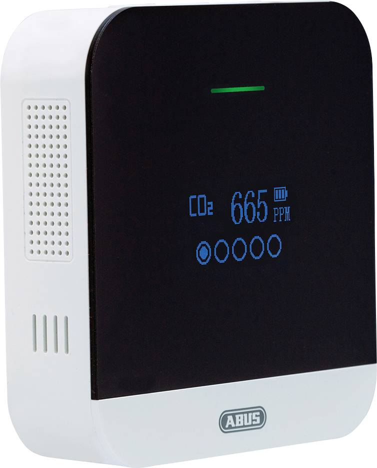 Een CO2-monitor geeft een concentratie van 665 ppm aan. Het apparaat heeft een digitaal display met daarboven een groene LED.