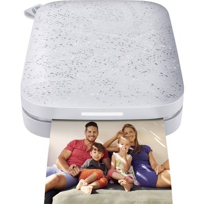 Een compacte, draagbare printer drukt een kleurenfoto af van een gezin met twee kinderen die samen glimlachen en zitten.