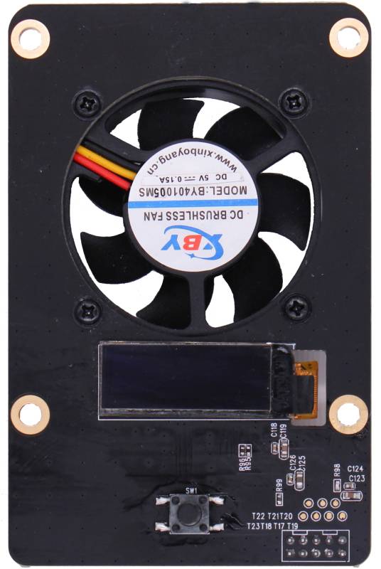 'Zwarte elektromotor en ventilator met kabels en een opgedrukt label. Het printplaatje toont verschillende elektronische componenten.'