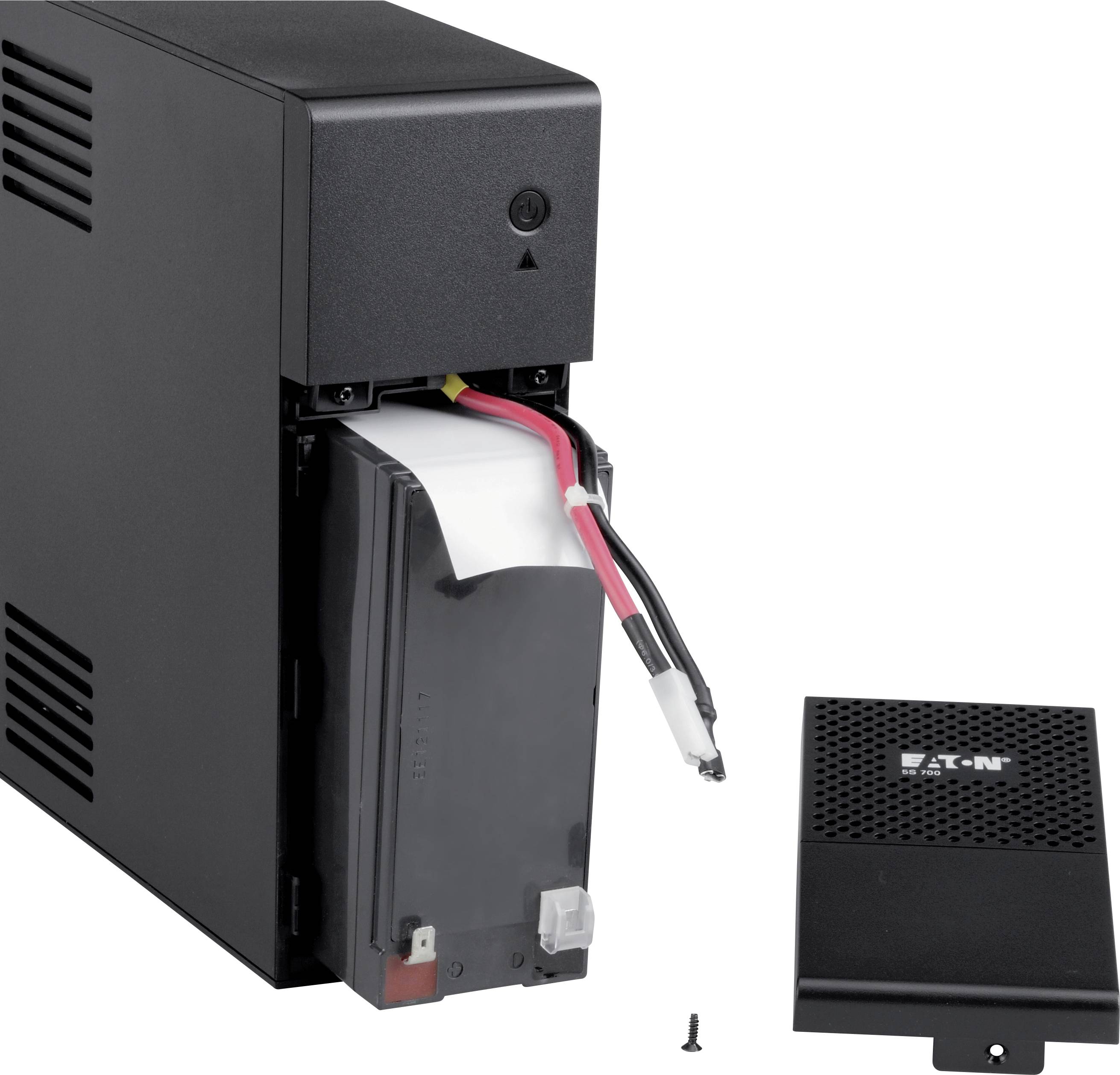 Een geopende zwarte computerbehuizing met een gedeeltelijk uitgetrokken accu, een verwijderbare afdekking en een los snoer.