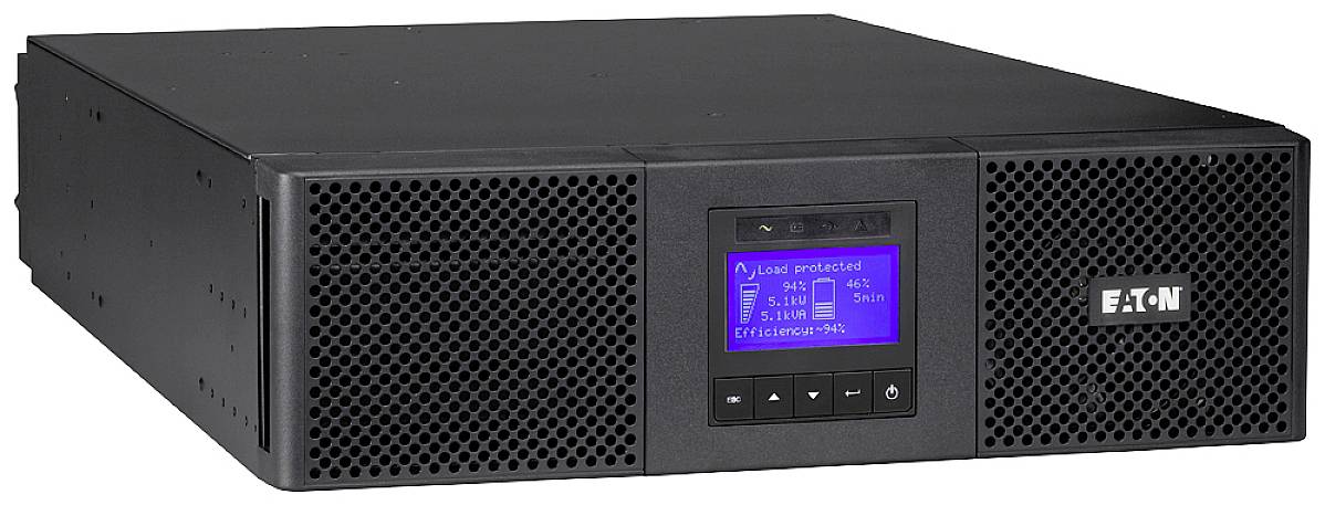 Een zwart UPS-apparaat met een digitaal display toont statusinformaties. Ventilatiesleuven zijn zichtbaar aan de zijkanten en voorkant.