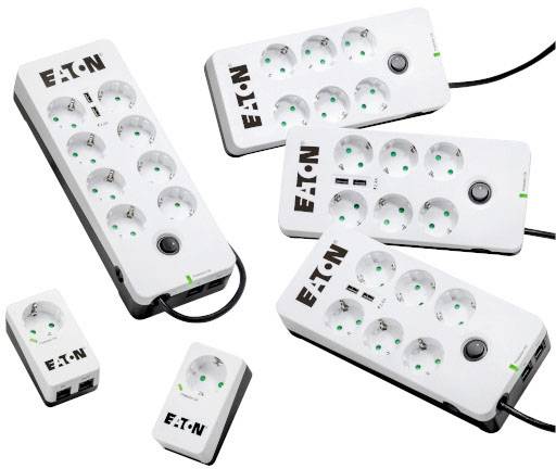 'Vijf witte stekkerdozenlijsten met meerdere aansluitingen en twee adapters, gemerkt met EATON. Verschillende maten en uitvoeringen.'