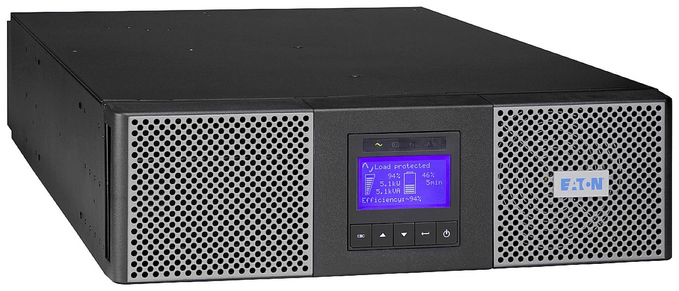 Een zwart, rechthoekig UPS-apparaat met ventilatierooster aan de zijkanten en een digitaal display in het midden.