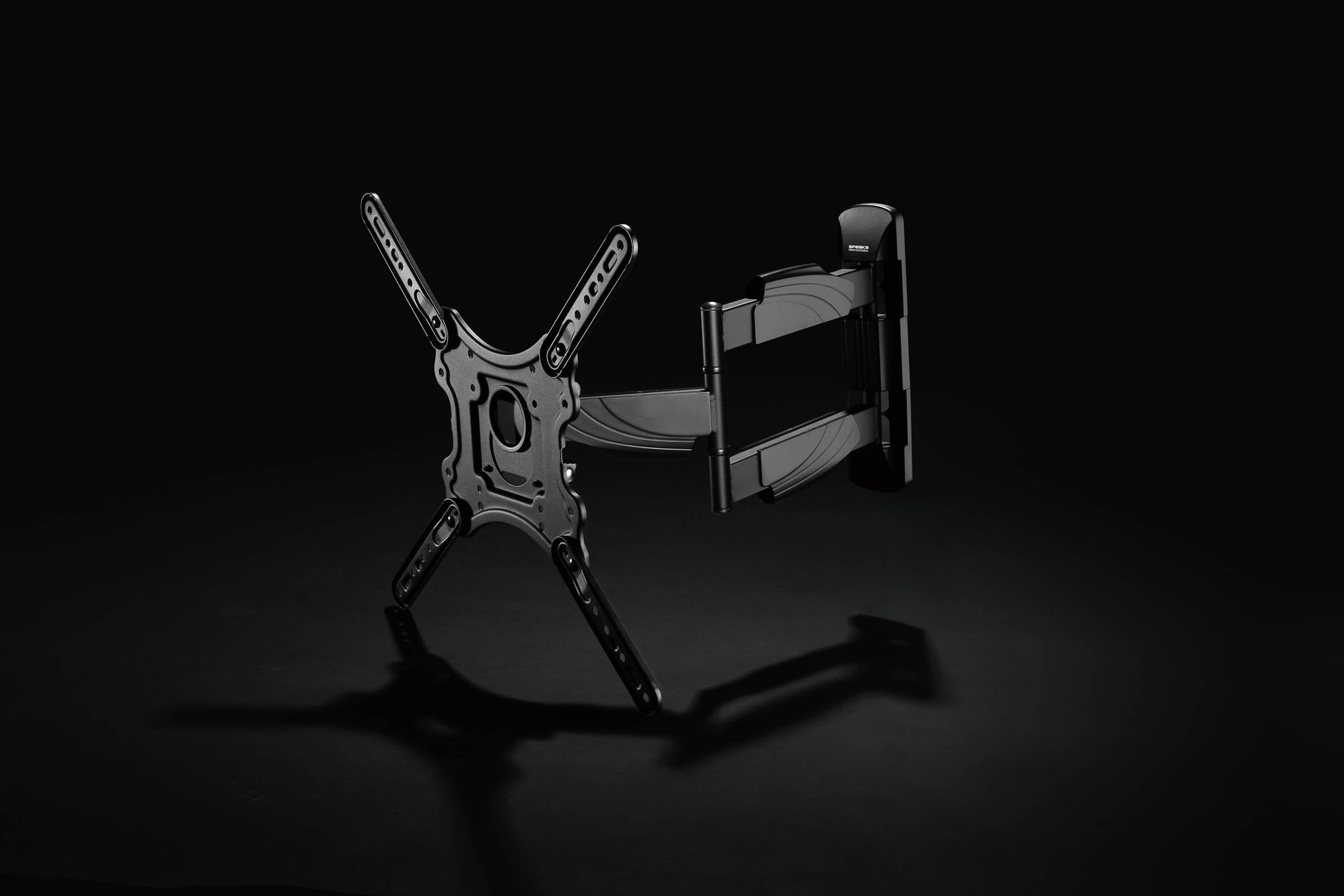 Houder voor tv of beeldscherm, metaalachtig, met zwenkbare arm, tegen een donkere achtergrond.