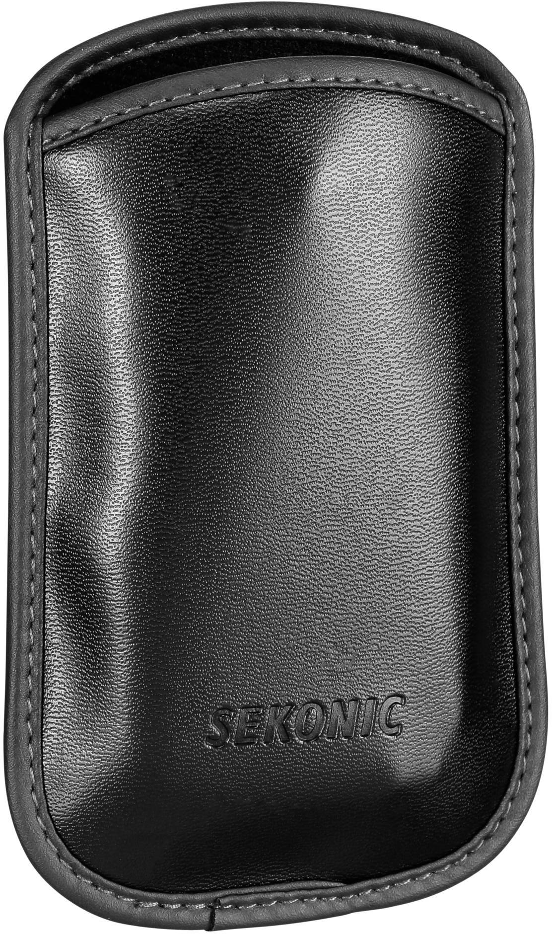 Zwart lederen etui met gedrukt 'SEKONIC'-logo, geschikt voor het opbergen van kleine apparaten of toebehoren.
