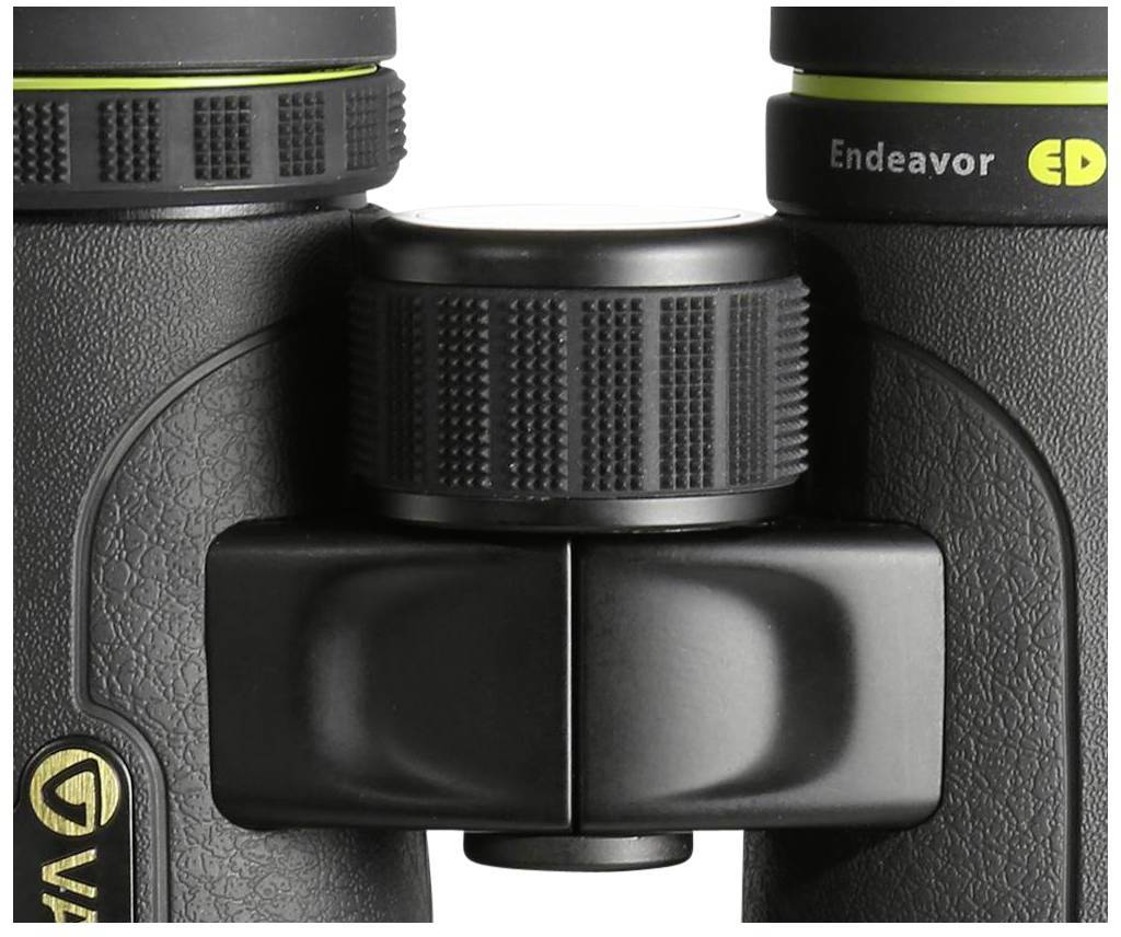 Verrekijker met een goed grijpbaar scherpstelwiel en het opschrift 'Endeavor ED'. Hoofdconstructie van zwart materiaal met gele accenten.