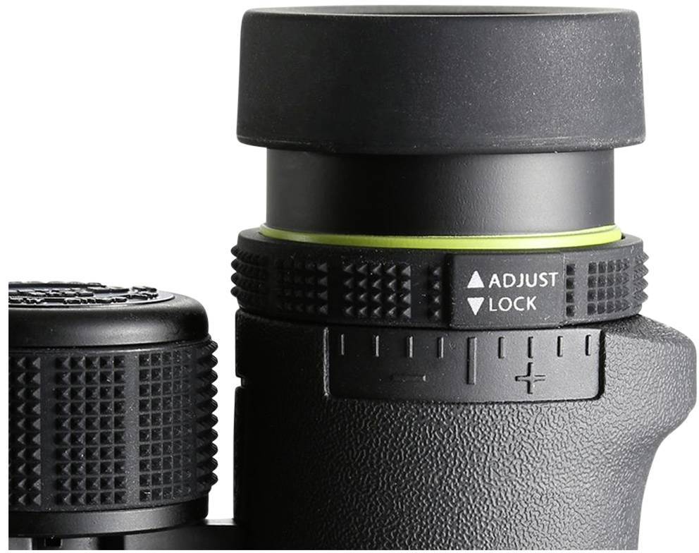 Een zwart-groen telescoop-oculair met gekartelde ringen en pijlen toont de opschriften 'Adjust' en 'Lock'.