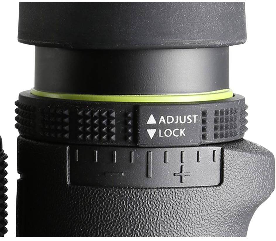 Close-up van een microscoop met scherpstelring. De ring heeft een 'ADJUST LOCK'-markering voor het instellen van de scherpstelling.