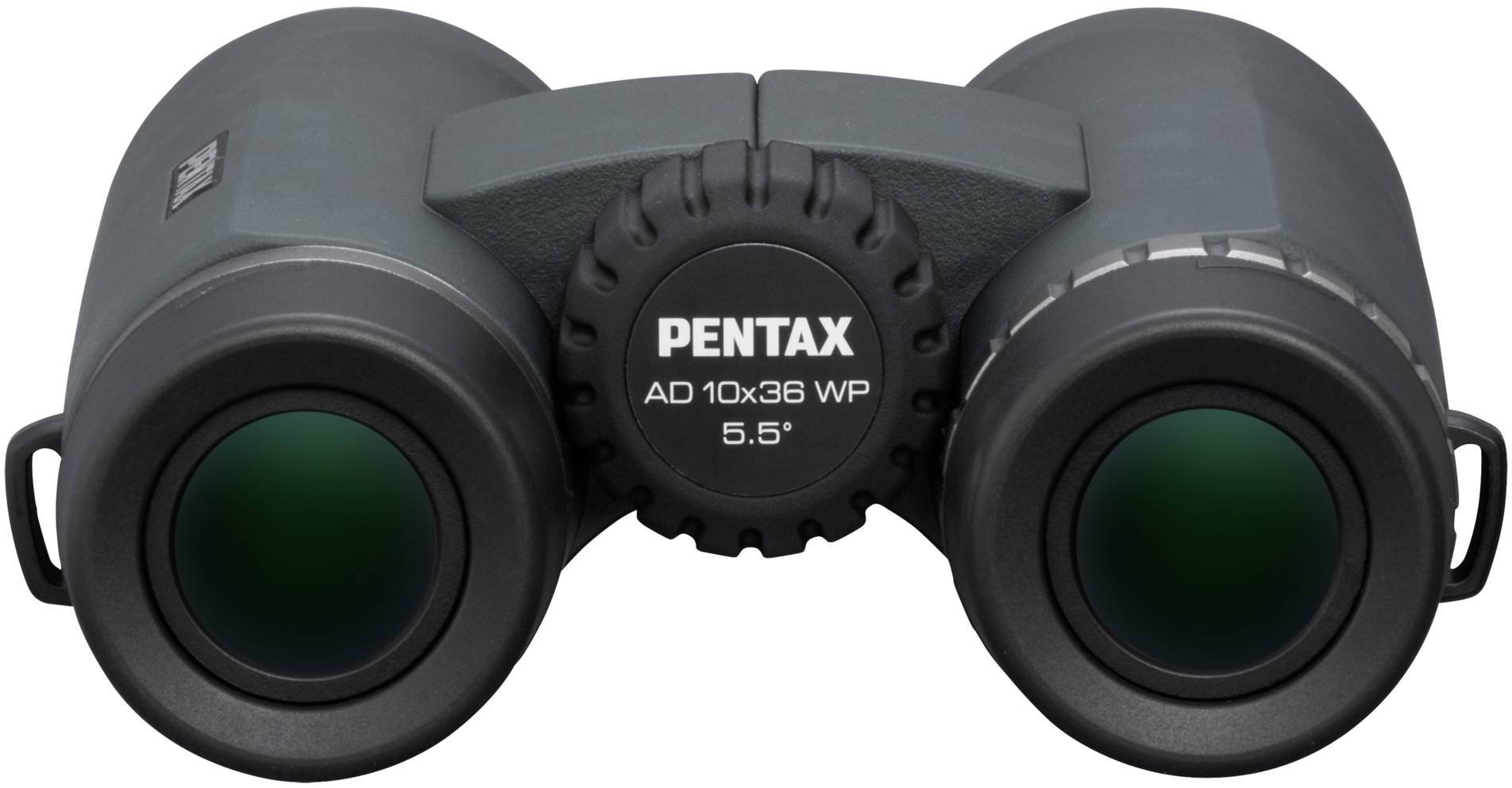 Een verrekijker met het opschrift 'Pentax AD 10x36 WP 5.5' met een centraal scherpstelwiel, zwart met groene accenten.