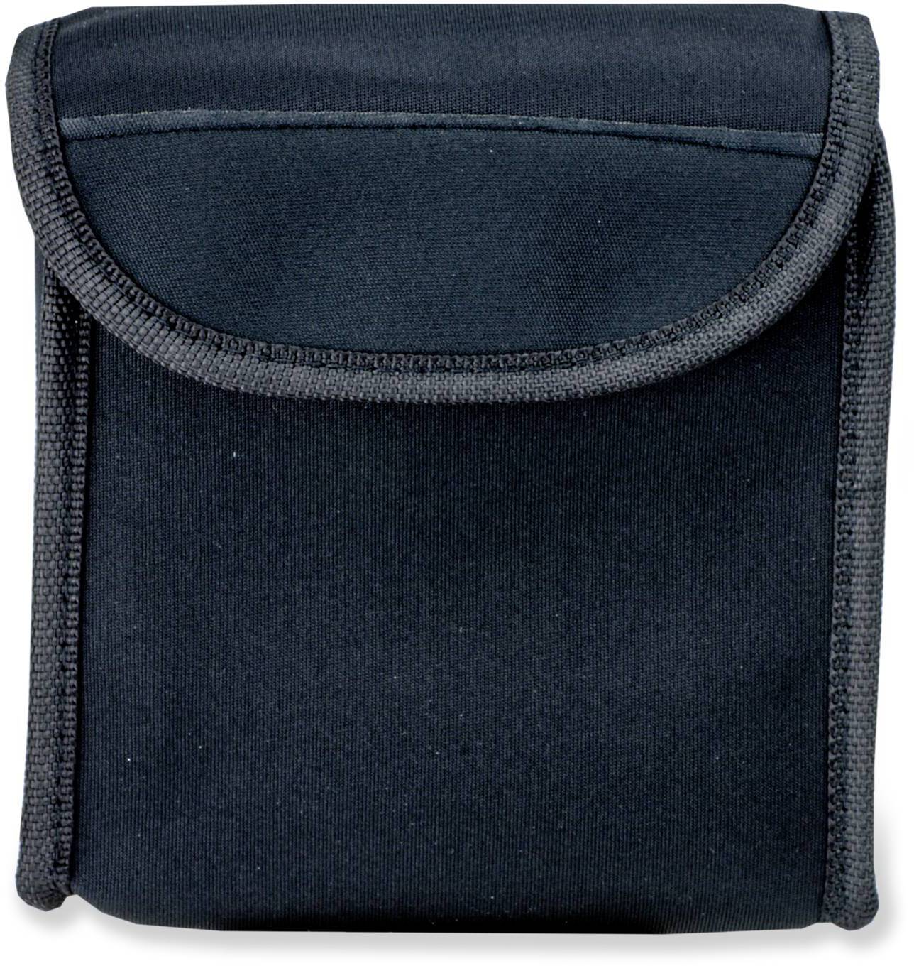 Een zwarte, vierkante tas met een ronde sluiting, waarschijnlijk bedoeld voor elektronische apparaten of accessoires.