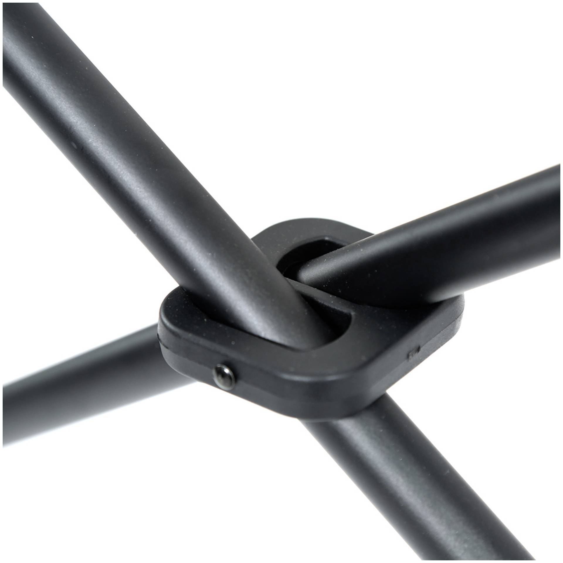 Deel van een zwart metalen frame, toont kruisende buizen met een verbindingselement.