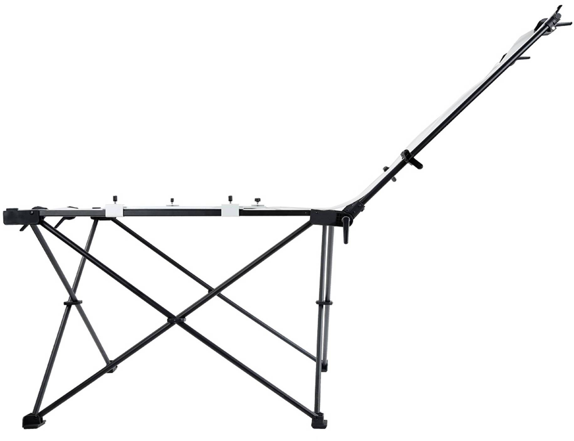 Een opvouwbare stoel met een dunne metalen frame en een hellende rugleuning. Geschikt voor kamperen en buitenactiviteiten.