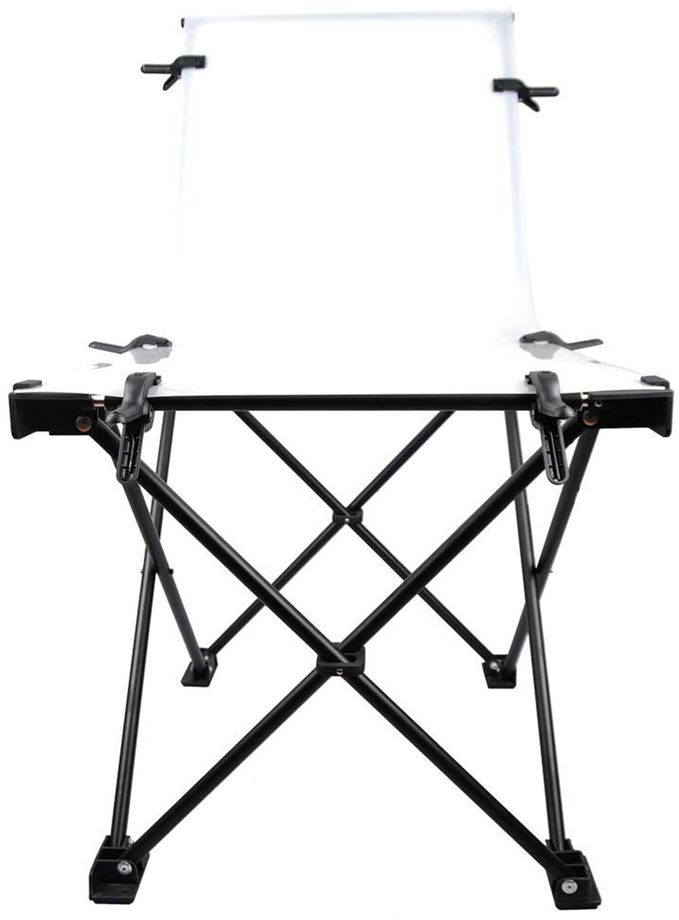 Opvouwbare campingstoel van zwart metaal met witte bekleding en verstelbare rugleuning. Geschikt voor buitenactiviteiten.