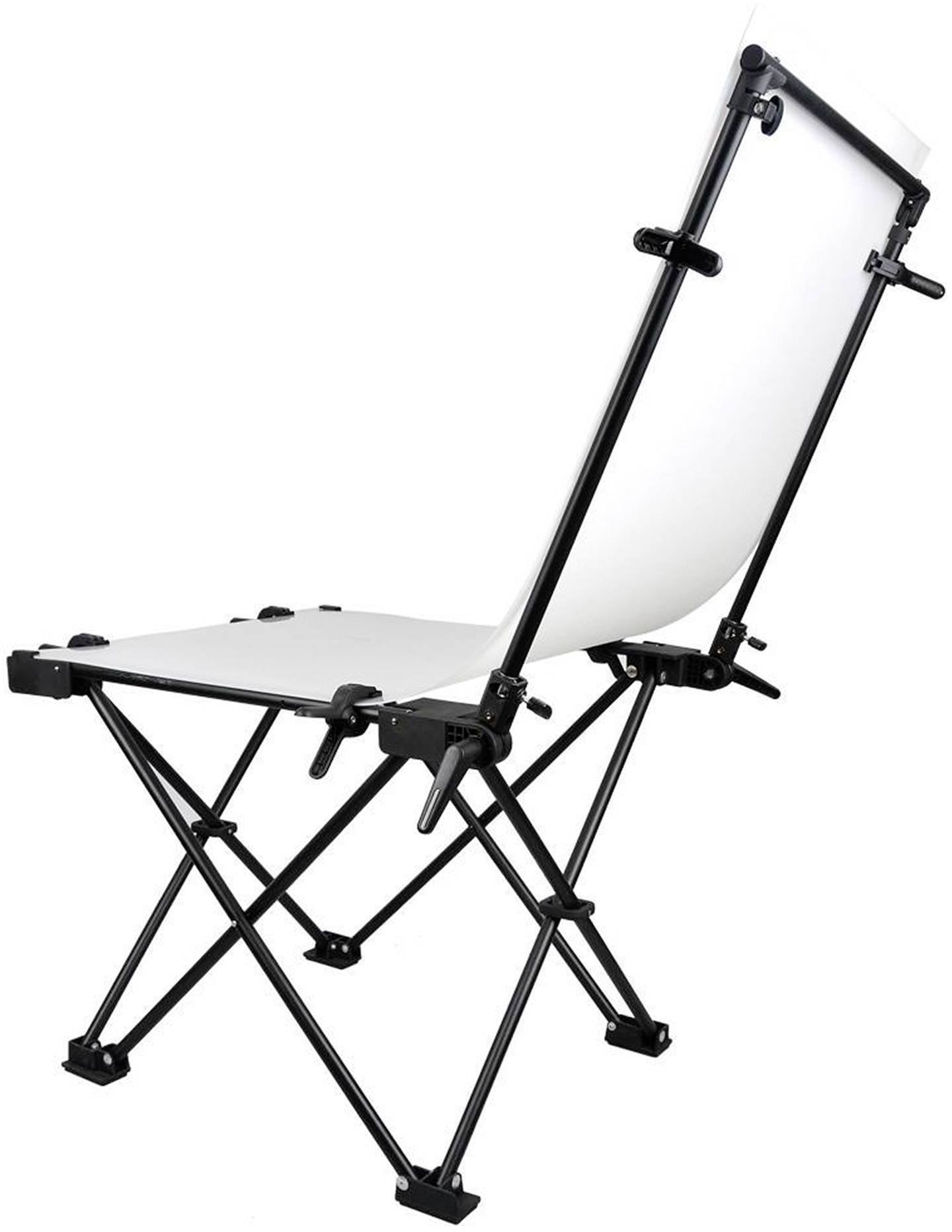 Een opvouwbare schermstandaard in het zwart, met een wit scherm bevestigd. Ideaal voor mobiele presentaties.