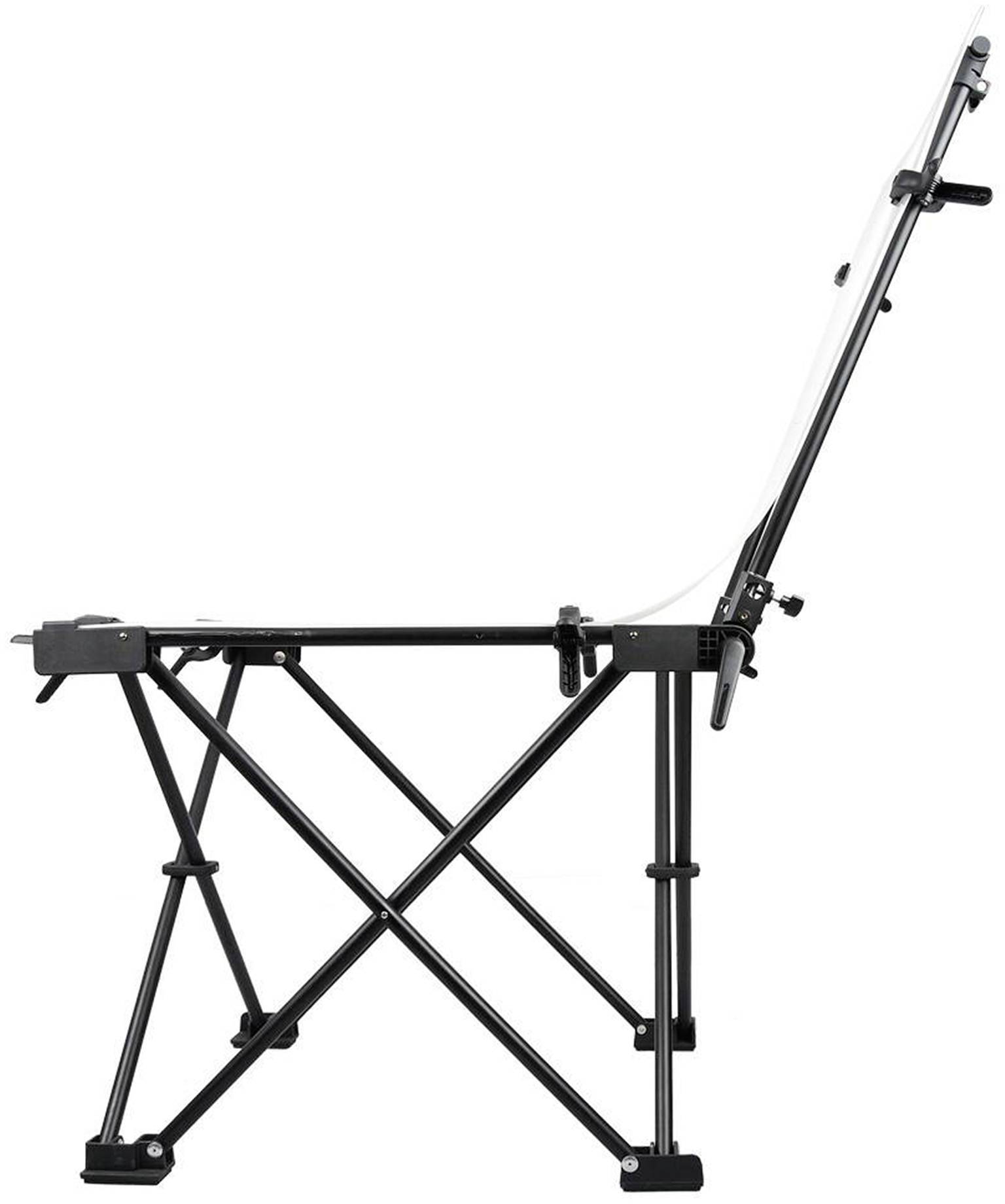 Een opvouwbare stoel met zwart metalen frame en een witte zitting, weergegeven vanuit de zijkant. Geschikt voor kamperen of buitenactiviteiten.