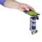 Een hand houdt een smartphone vast die verbonden is met een microscoop om een vergroot beeld van een groen blad te tonen.