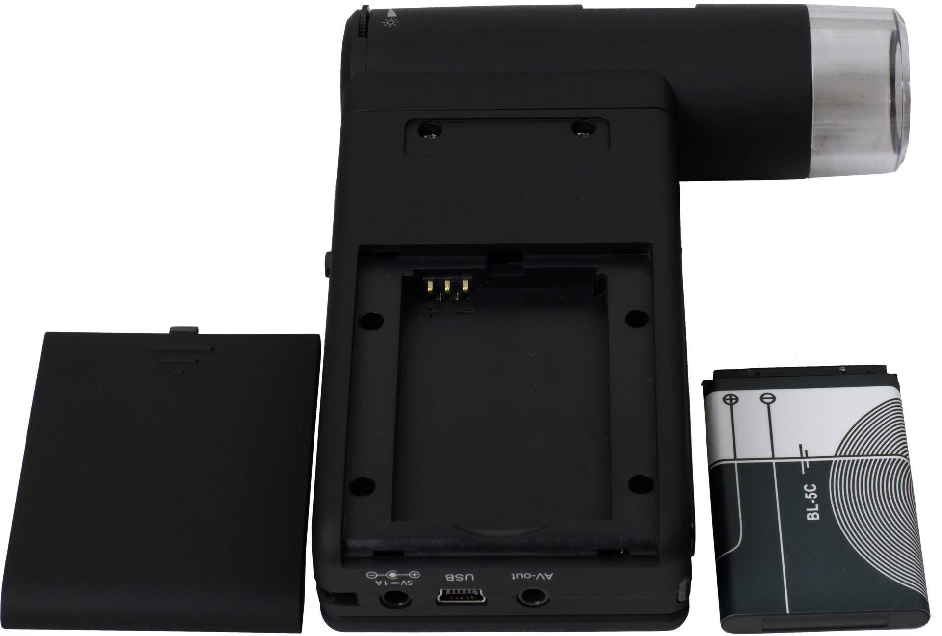 Elektronisch apparaat met open batterijvak en verwijderde batterij, naast een afgenomen batterijklepje.