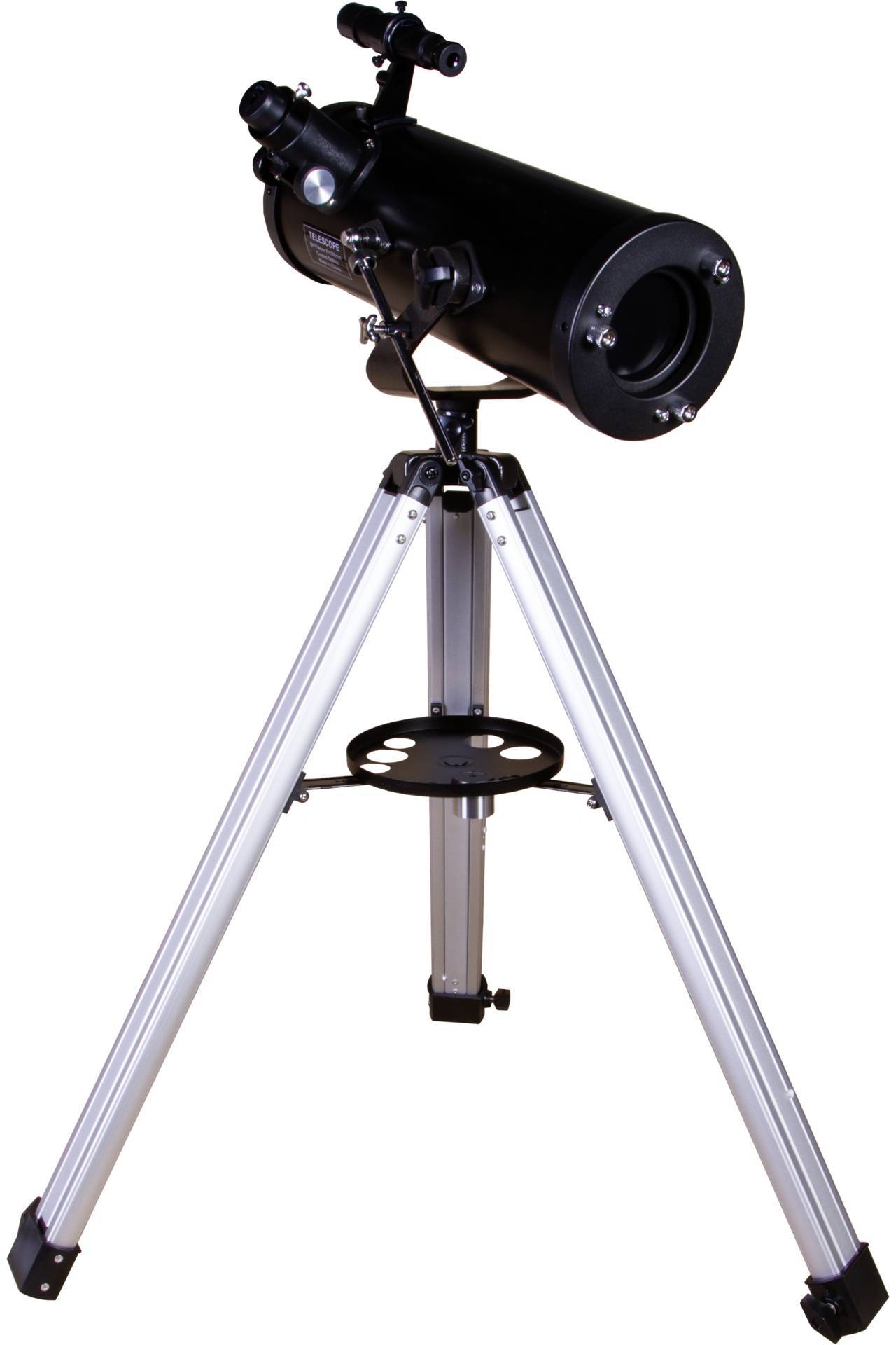 Een zwarte telescoop op een zilveren statief, klaar voor hemelwaarneming.