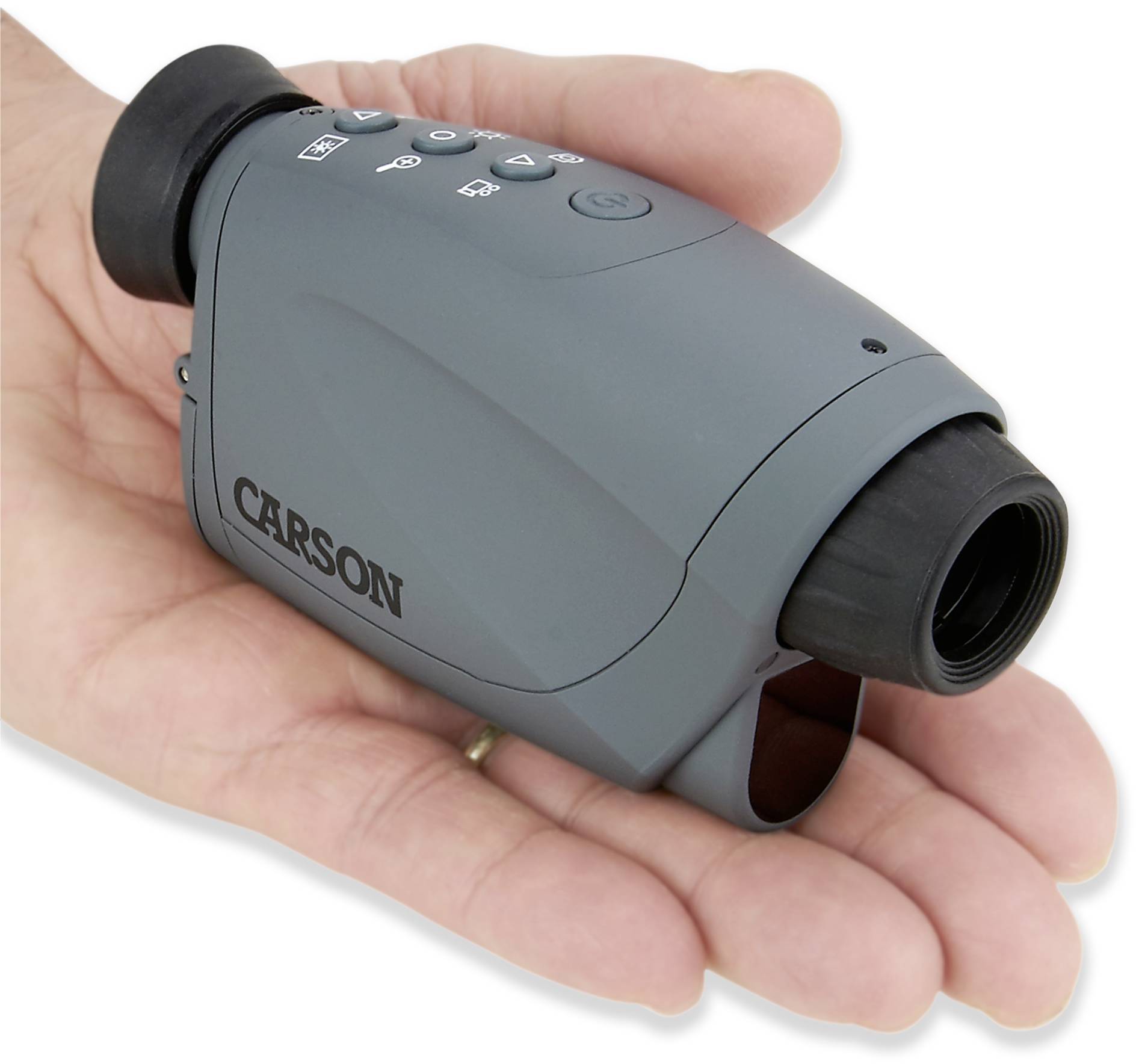 Een hand houdt een compact, grijs nachtzichtapparaat met knoppen en het opschrift 'Carson'.
