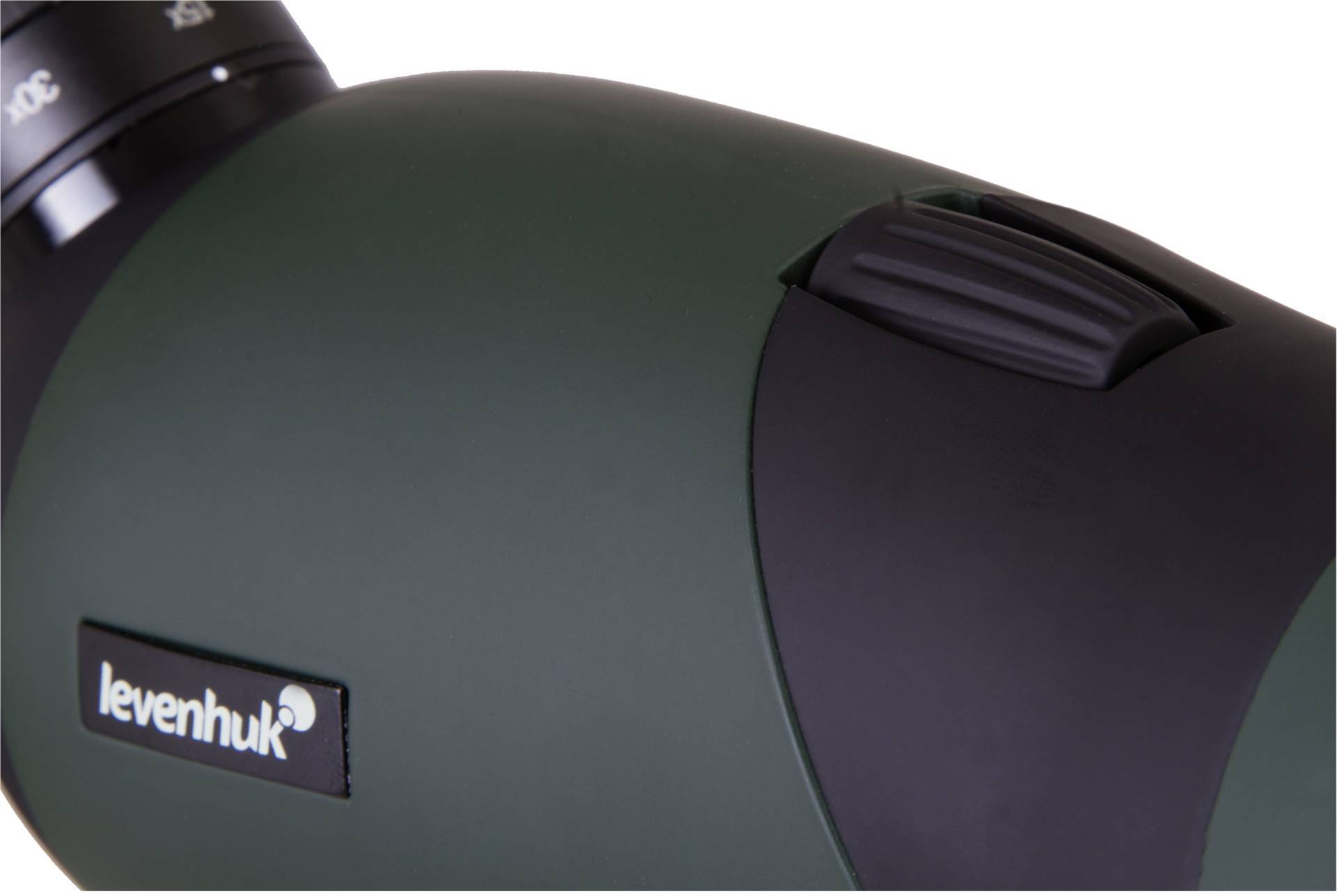 Een groene telescoop met 'Levenhuk'-logo en scherpstelwiel, geschikt voor vogelwaarneming of landschapsobservatie.