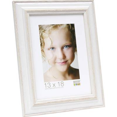 Een witte fotolijst met een foto van een lachend kind* met krullend haar. Afmetingen: 13 x 18 cm.