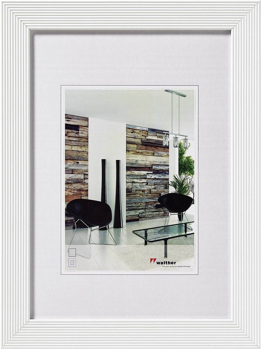 Een woonkamer met houten wandbekleding, twee zwarte stoelen, een glazen tafel en moderne verlichting. Een minimalistisch ingericht interieur.