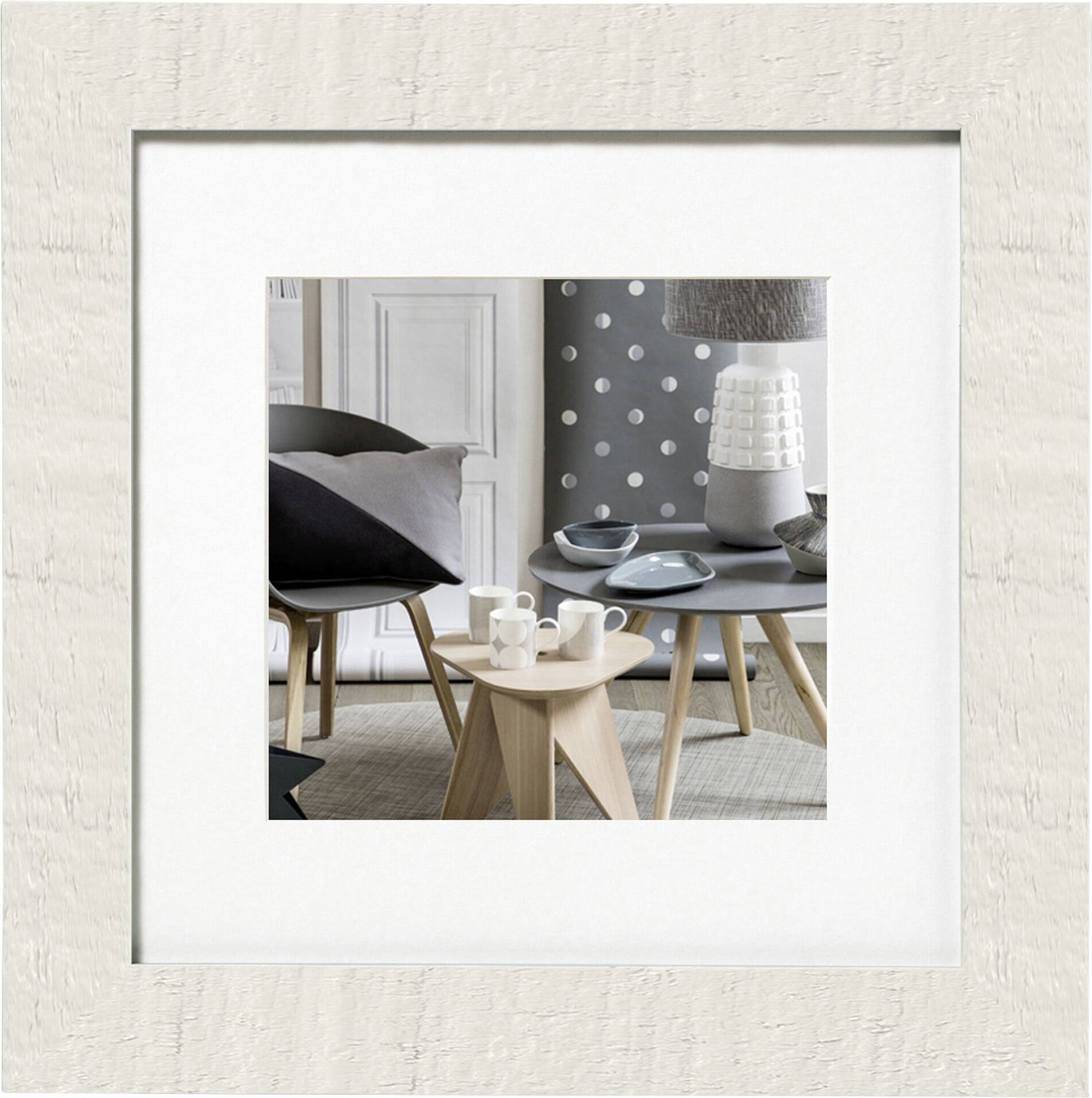 Een modern woonkamer met een houten stoel, een kleine tafel, twee witte kopjes en een grijze bijzettafel met servies.