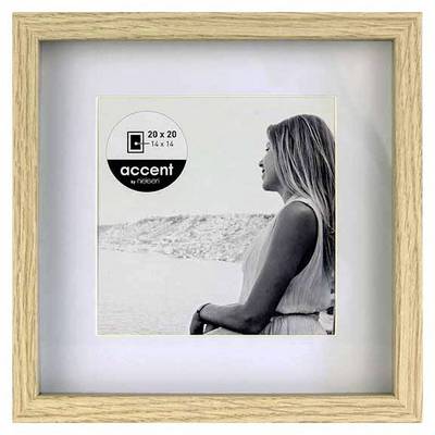 Lijst met lichte houten rand en wit passe-partout. Foto van vrouw in zijaanzicht die uit kijkt over een landschap. Sticker linksboven.