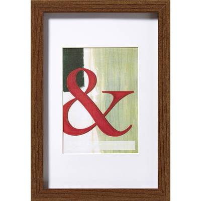 Ingelijste afbeelding van een rood ampersand-teken op een abstracte, meerkleurige achtergrond.