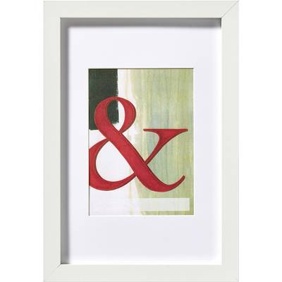 Een ingelijst kunstwerk toont een rood ampersand-symbool op een abstracte achtergrond met groene, witte en zwarte tinten.