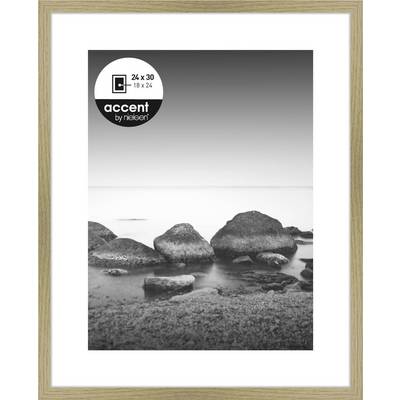Zwart-witfoto van rotsen in stil water. Lijst van licht hout, formaat 24 x 30 cm. Linksboven bevindt zich een rond label.