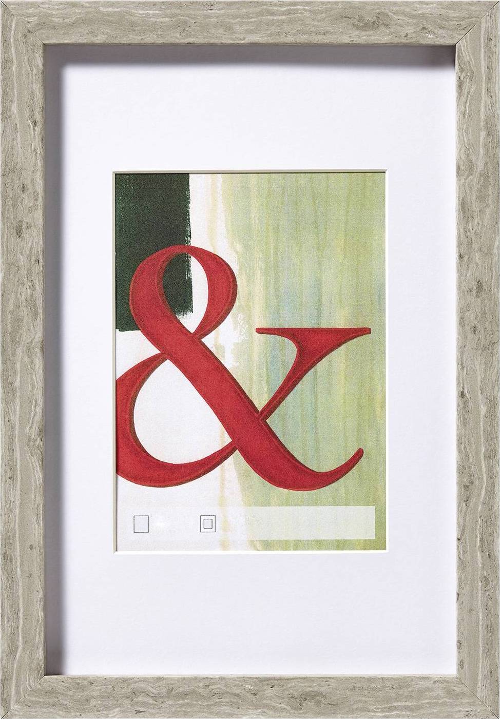 Rood ampersand-symbool op een groen-witte achtergrond in een rustieke houten lijst.