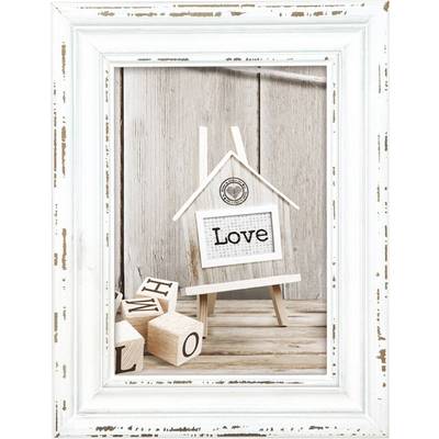Een rustieke fotolijst bevat een klein houten bordje op een schildersezel met het woord 'Love'. Ernaast liggen dobbelstenen met letters.