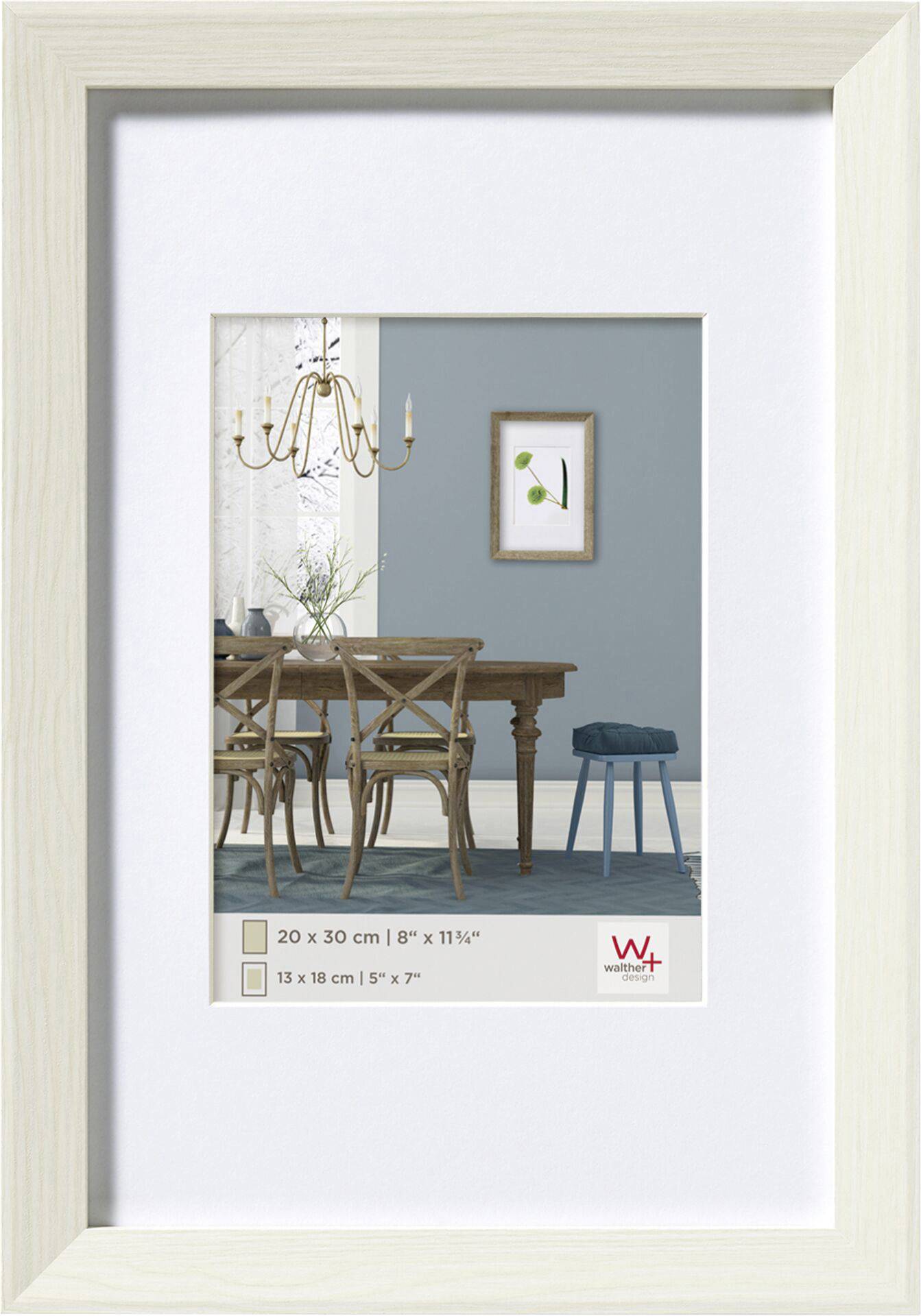 Beige fotolijst met foto van een eetkamer; tafel, stoelen en blauwe muur. Afmetingen: 20 x 30 cm en 13 x 18 cm.