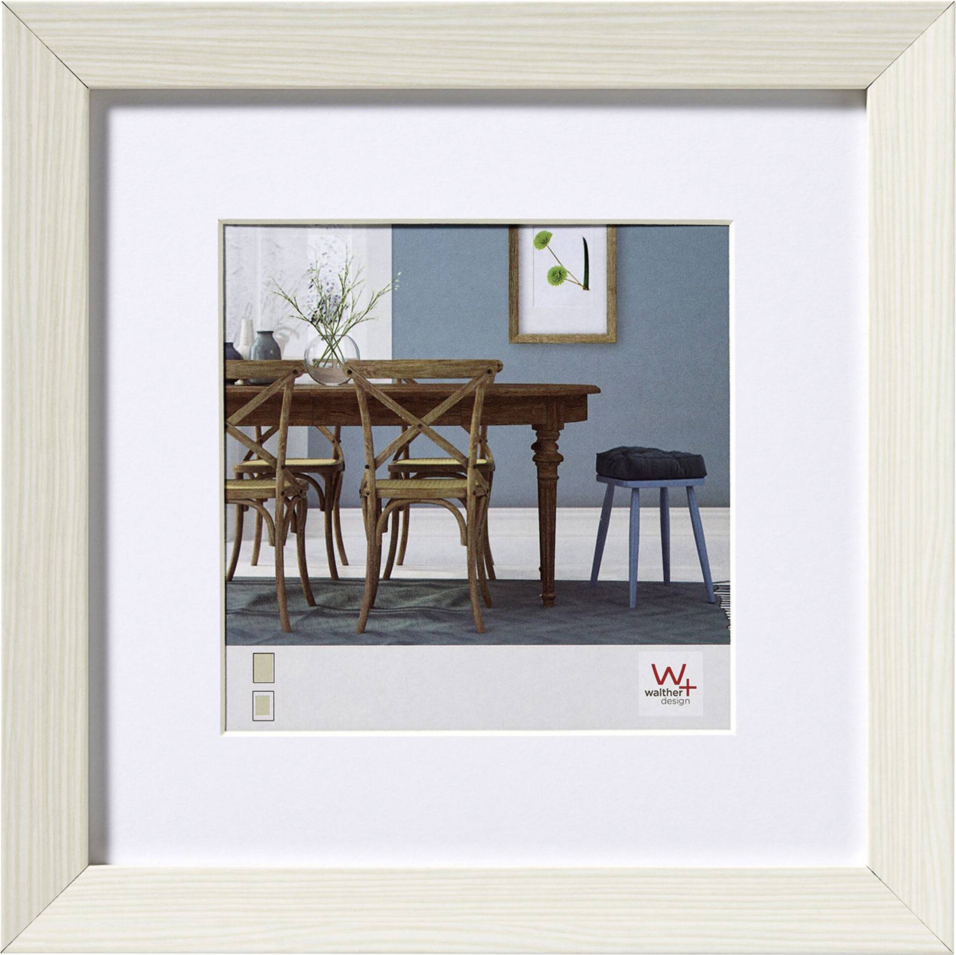 Een stijlvol ingericht eetkamer met een houten tafel, stoelen en een kruk, versierd met een vaas en een schilderij aan de muur.