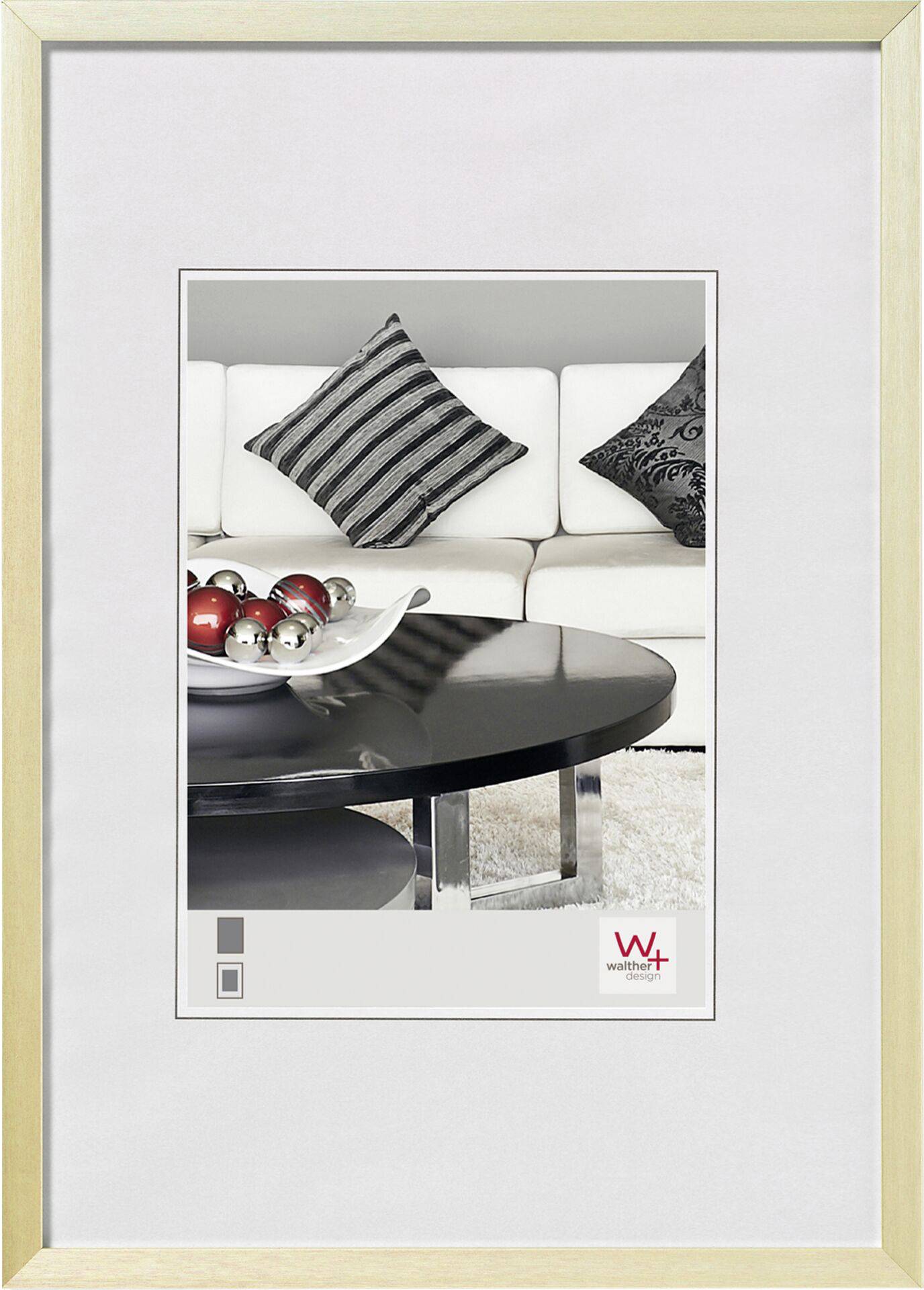 Een woonkamer met een wit bankstel, decoratieve kussens en een ronde, zwarte tafel met een schaal vol rode en zilveren ballen.