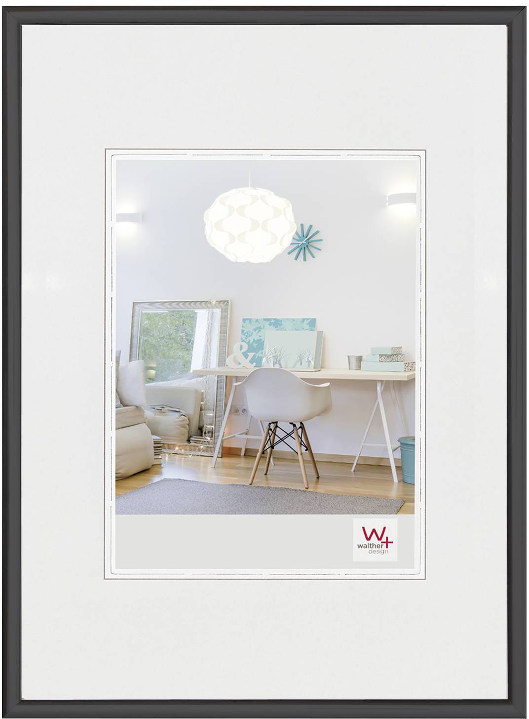Moderne ruimte met bureau, Eames-stoel, decoratieve spiegel en wandlamp. Licht en minimalistisch ontwerp.