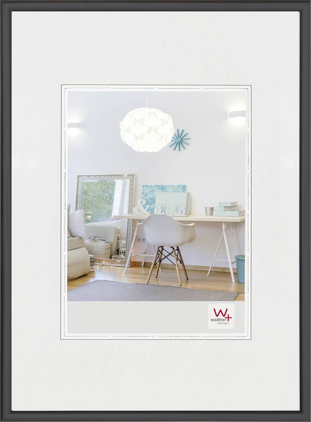 Heldere, modern ingericht kamertje met een bureau, stoel en decoratie. Witte muren, houten vloer, spiegel en lampen zijn zichtbaar.