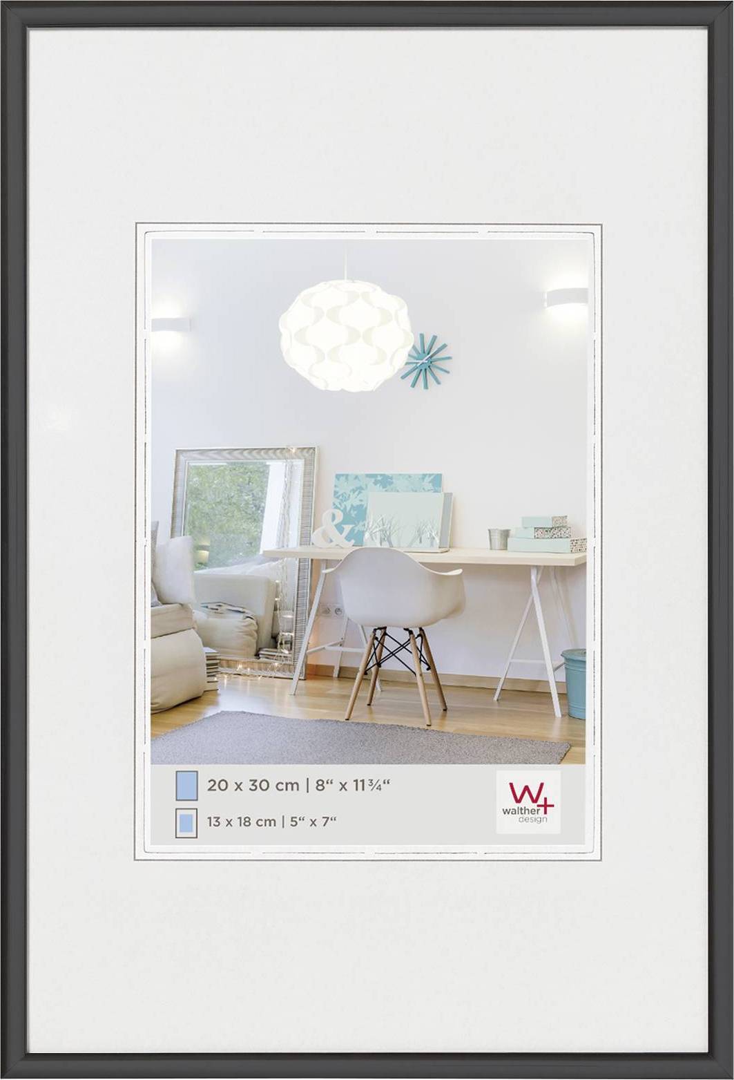 Ingelijste poster met een afbeelding van een modern woonkamerinterieur; witte muren, een tafel met stoel, een spiegel en decoratief kunstwerk op de achtergrond.