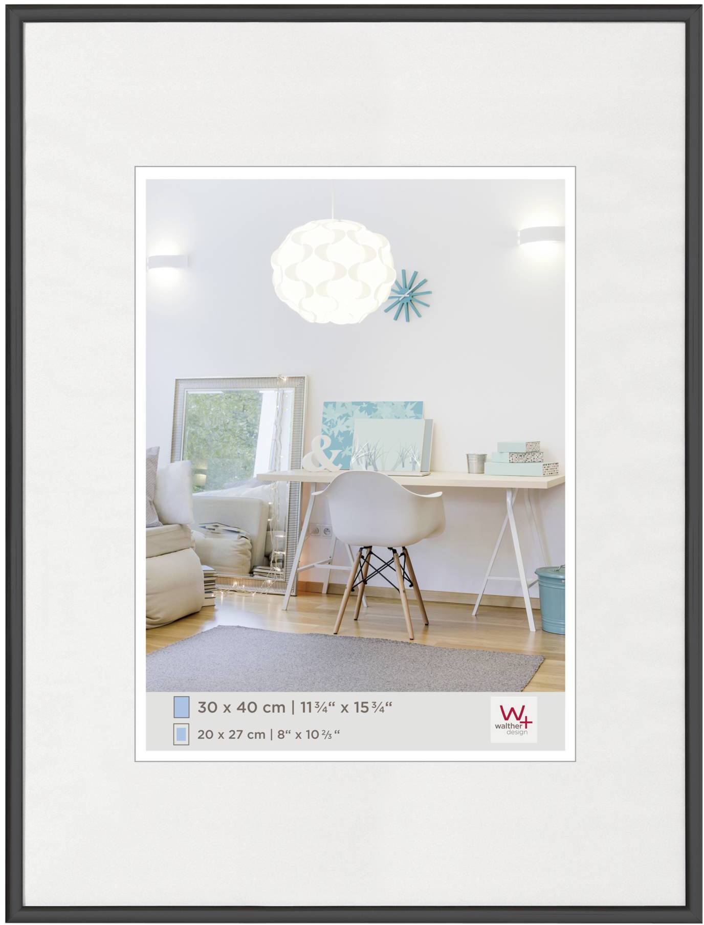 Een moderne werkruimte met een witte bureau, Eames-stoel en een decoratieve lampenkap. Een afbeelding toont de afmetingen van de fotolijst.