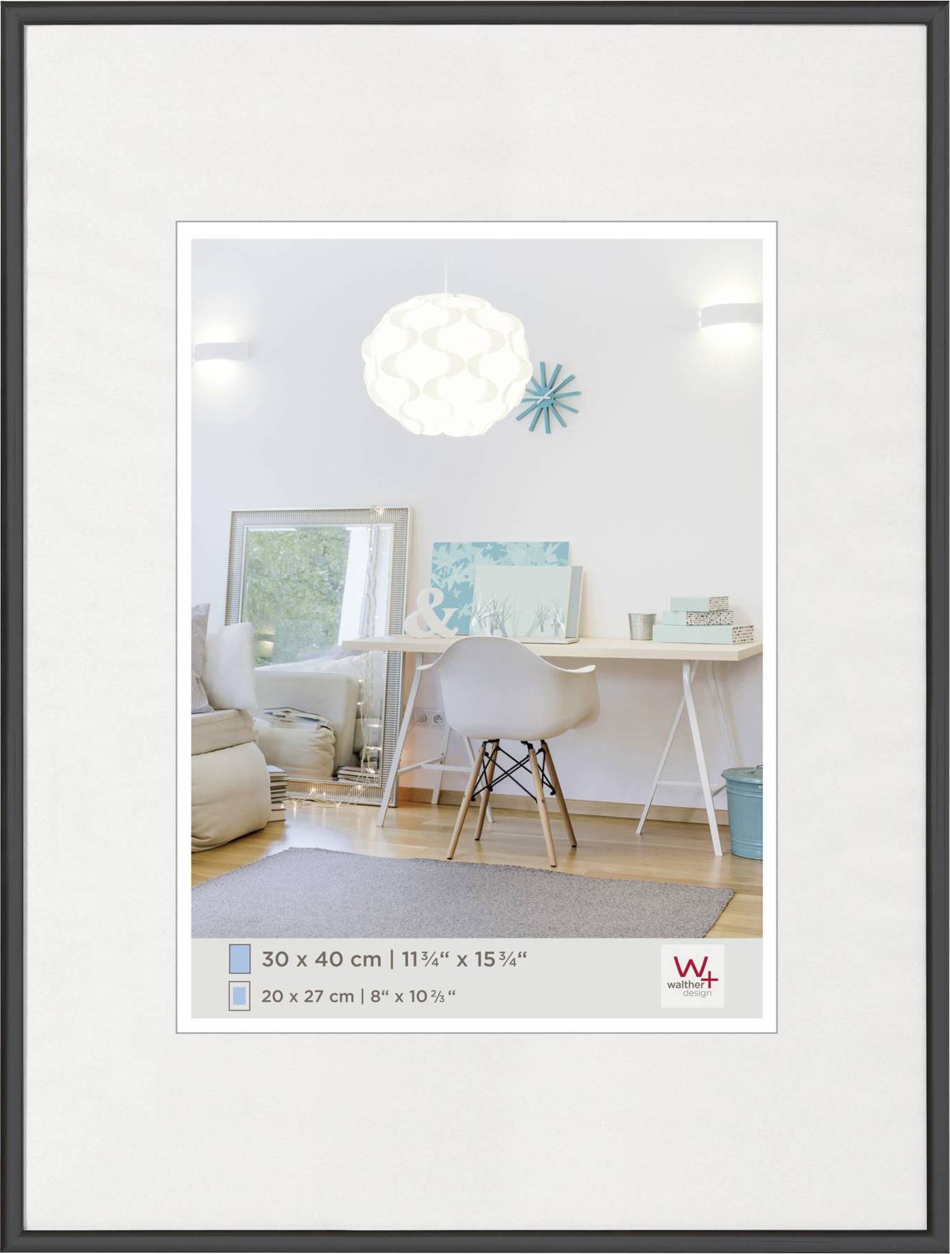 Een modern ingerichte ruimte met een bureau, stoel en decoratie. Een kunstzinnige lampenkap hangt aan het plafond.
