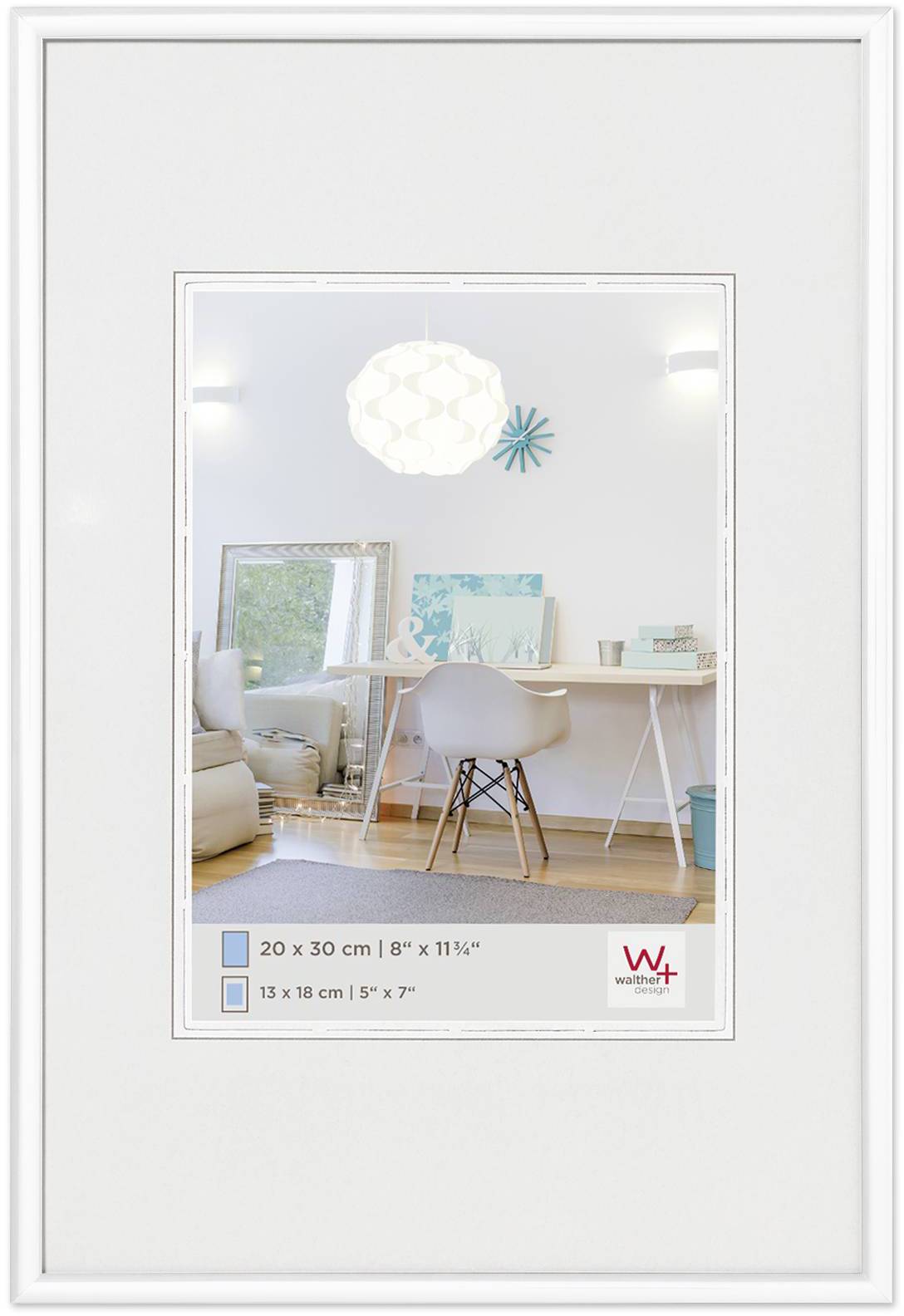Een witte fotolijst in staand formaat met afmetingen van 20 x 30 cm, omlijst een kamerfoto met een bureau, stoel en decoraties.