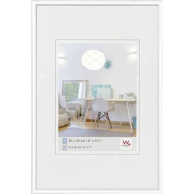 Witte fotolijsten met productinformatie in de hoek, omgeven door een modern woonkamerinterieur met bureau en stoel.