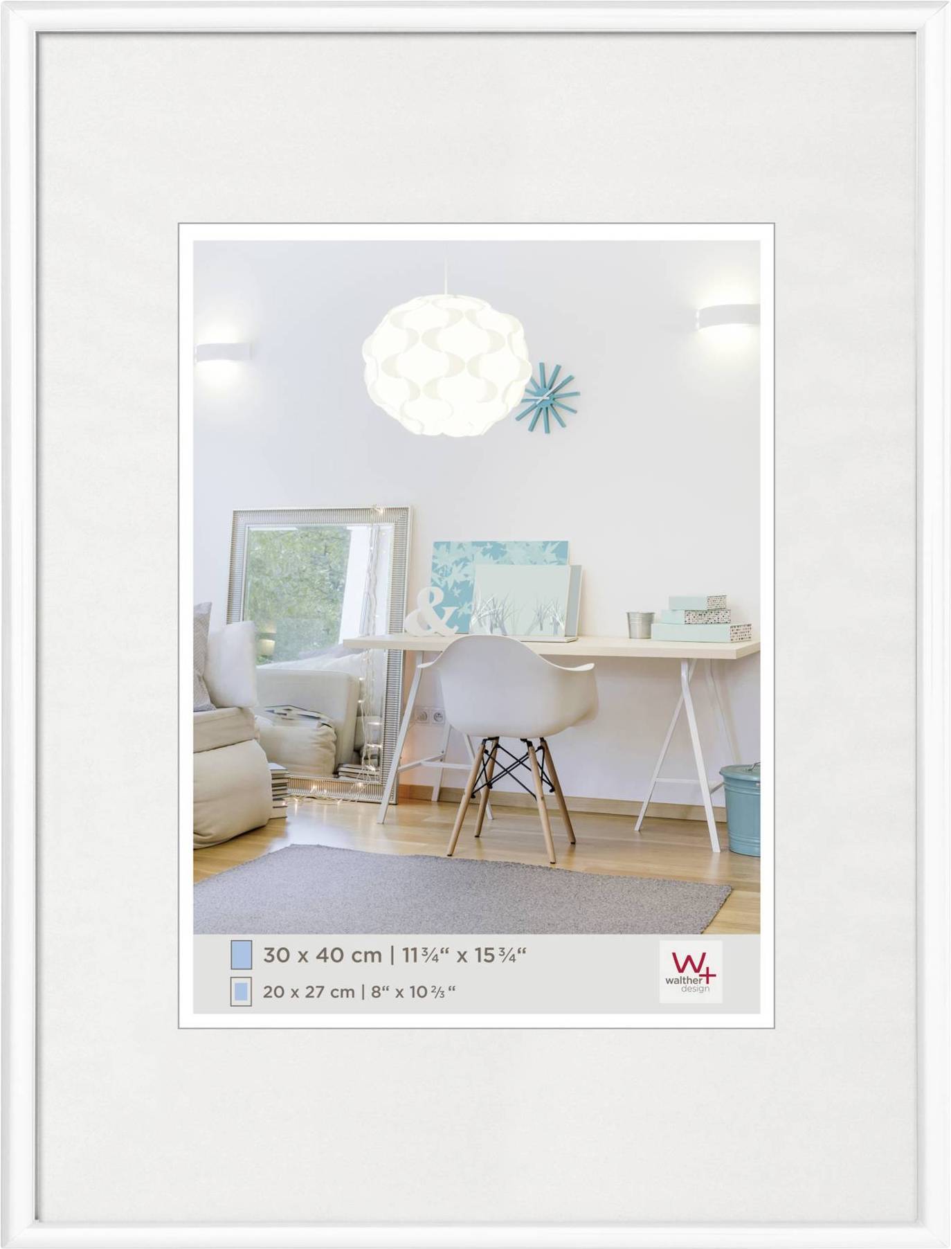 Een modern thuiskantoor met een witte bureau, stoel en decoratieve elementen. Een spiegel weerkaatst een bank en een raam.