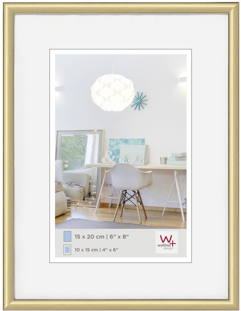 Een witte ruimte met een bureau waarop kunstwerken staan te leunen, een spiegel, een stoel en een hangende lamp.