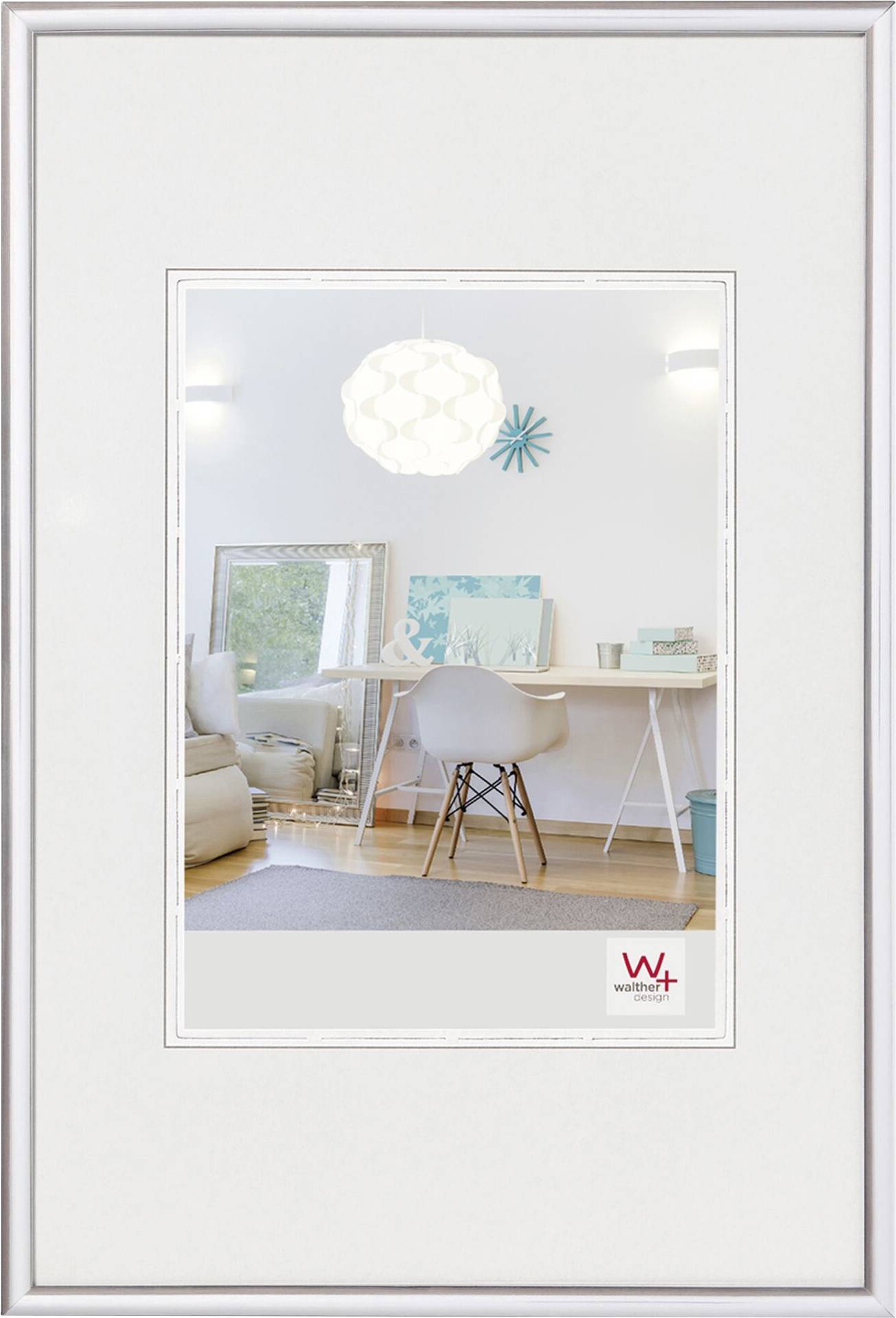 Modern, licht woonkamer met witte tafel, stoel en staande lamp. Een grote spiegel weerkaatst de ruimte. Minimalistische decoratie.