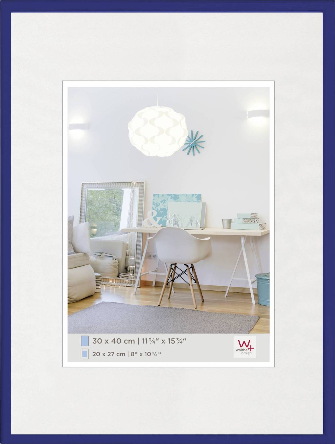 Een lichte, minimalistisch ingerichte ruimte met een witte bureau, witte stoel en decoratieve lamp. Een canvas staat tegen de tafel aan geleund.