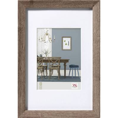 Het is een houten lijst met een afbeelding die een eetkamer toont met een tafel, stoelen, een kroonluchter en een klein schilderij aan de muur.